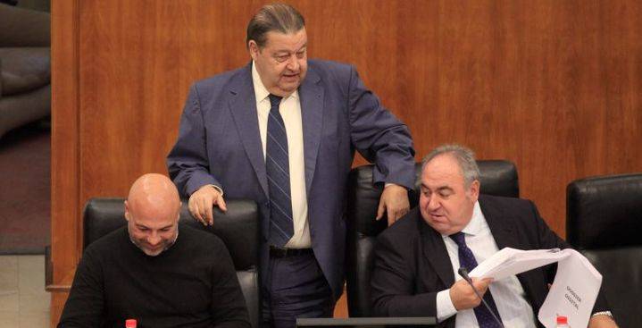 Lamentable espectáculo: El presidente de las Cortes, el socialista Fernández Vaquero, expulsa a Vicente Tirado de la reunión de la Mesa