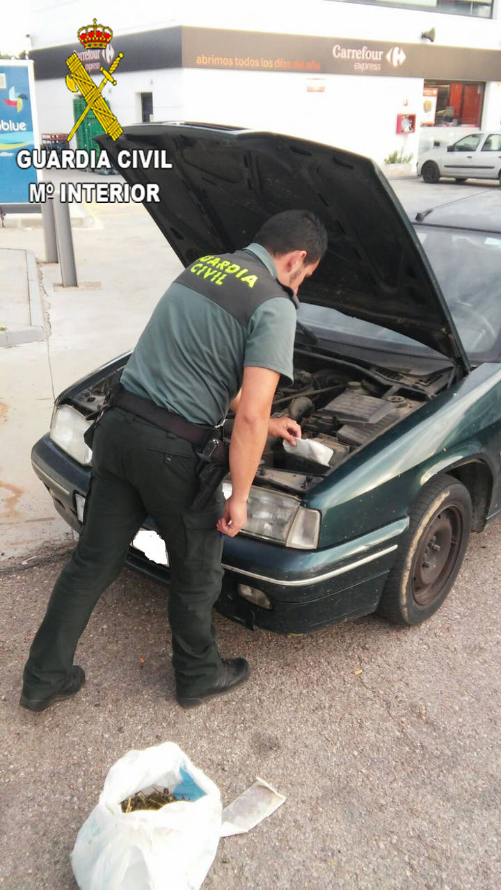 La Guardia Civil detiene a dos personas por tráfico de drogas en Almadrones
