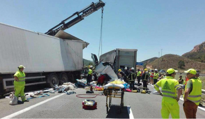 El choque entre dos camiones y un coche se salda con tres heridos y el corte de la A-2 en Guadalajara