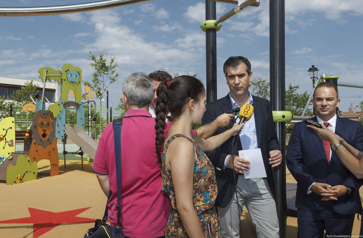 El alcalde de Guadalajara visita el recién estrenado parque de La Salinera