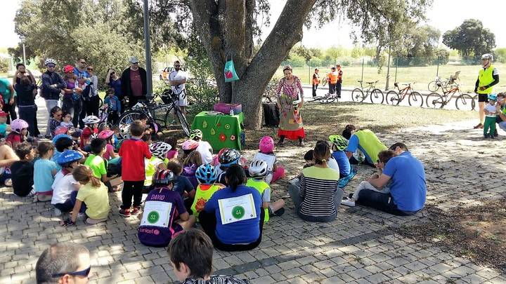 El 1er Bicicuento de Valdeluz reúne a 120 ciclistas, con paradas literarias en emblemáticos rincones