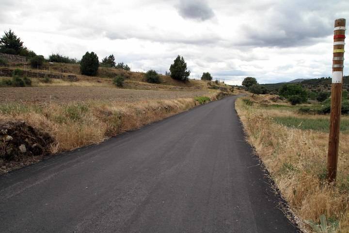 Asfaltados parte de los caminos de la Calzada, en Tamajón, y del Lomo, en Almiruete
