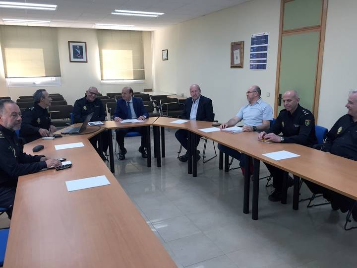 Sánchez-Seco visita la Comisaría del Cuerpo Nacional de Policía en Guadalajara