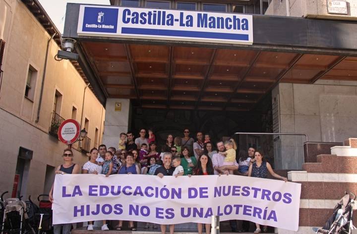 Familias se concentran frente a la Delegación de la Junta contra el nuevo porceso de admisión de alumnos