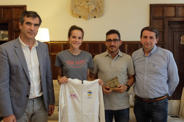 El alcalde de Guadalajara felicita a Ana Lozano por su último gran triunfo deportivo