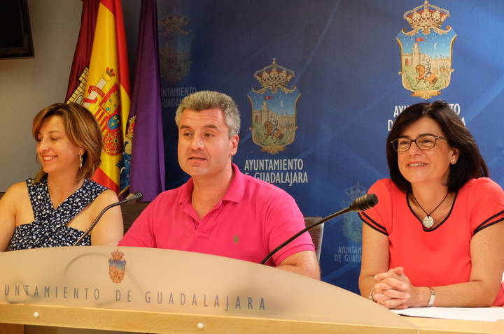 Guadalajara concreta la gestión de escuelas infantiles, el arreglo de aceras y nuevas subvenciones