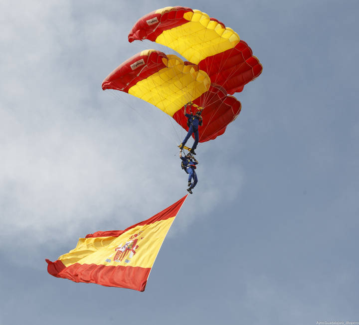El Jefe de la Unidad Militar de Emergencias inaugura la exposición de material de Guadalajara con motivo del Día de las Fuerzas Armadas