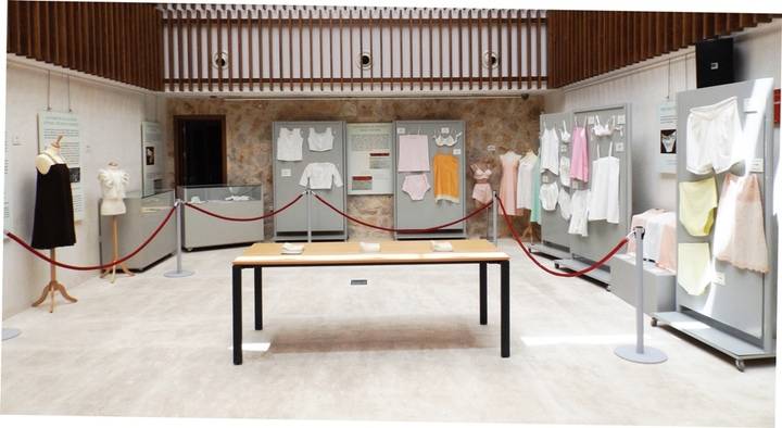 Exposición de ropa interior femenina tradicional de Guadalajara en la Posada del Cordón de Atienza