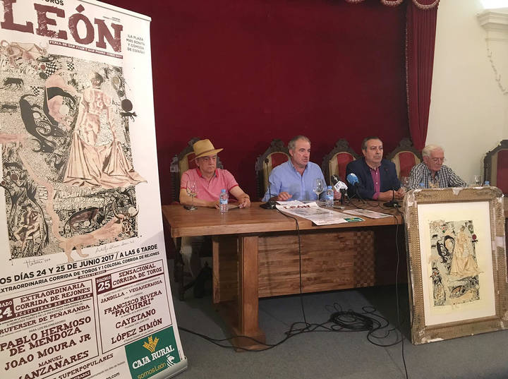 Felipe Zapico, Gustavo Postigo, Adolfo Alonso y Salvador Mínguez, de izda a derecha, durante la presentación del cartel de la Feria Taurina este viernes en León