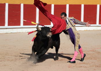 Fandiño y Perera se llevan de la Feria de Primavera de Guadalalara una oreja cada uno