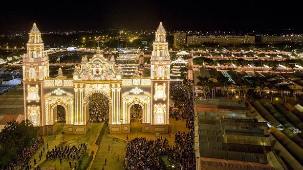 La mascota Curro encenderá esta madrugada la Portada de la Feria de Abril, que este año tendrá 1.040 casetas