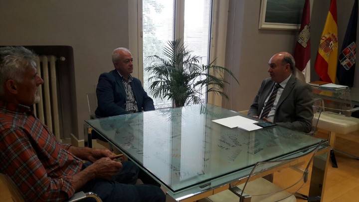 El presidente de la Diputación se reúne con alcaldes de varios municipios para conocer sus necesidades