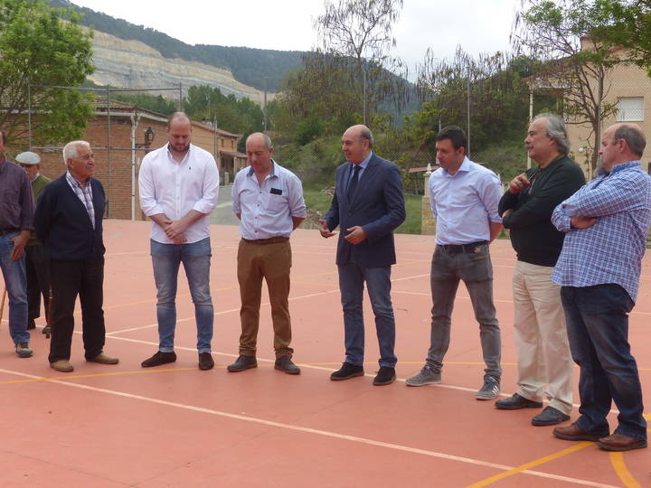 El presidente de la Diputación inaugura la pista polideportiva de Poveda de la Sierra
