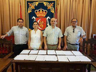 El Ayuntamiento de Huete presenta casi 3.000 firmas en la Consejería de Sanidad