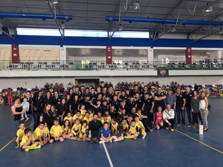 El Atlético Almonacid homenajea a su entrenador, Diego Martín