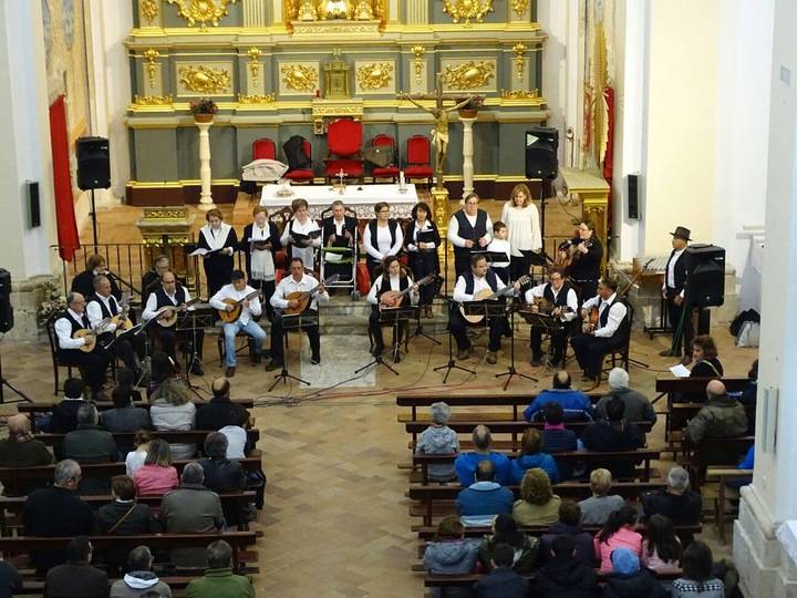 Almonacid de Zorita recibió el mes de las flores con los tradicionales 'Mayos a la Virgen'