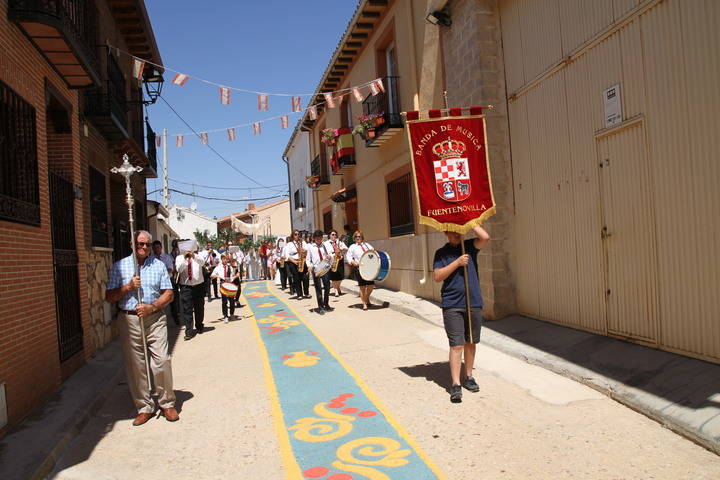 Fuentenovilla celebra el Corpus con alfombras de colores