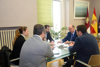El presidente de la Diputación de Guadalajara se reúne con los representantes de FEACEM