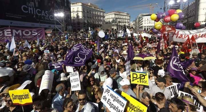 Vaya lío : Manifestantes de Podemos y feministas se enzarzan en la Puerta del Sol de Madrid