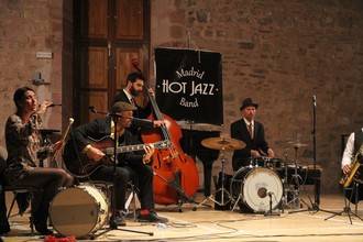 Madrid Hot Jazz Band funde el fr&#237;o de una lluviosa tarde de abril seguntina a base de sonido &#39;Dixieland&#39;
