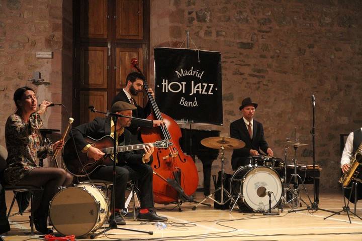 Madrid Hot Jazz Band funde el frío de una lluviosa tarde de abril seguntina a base de sonido 'Dixieland'