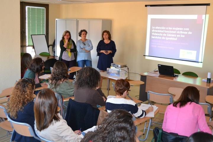 Forman a profesionales para atender a víctimas de violencia de género con algún tipo de discapacidad en Guadalajara