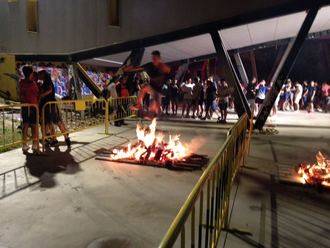 Ambientazo en el fuego de la Noche de San Juan de Cabanillas