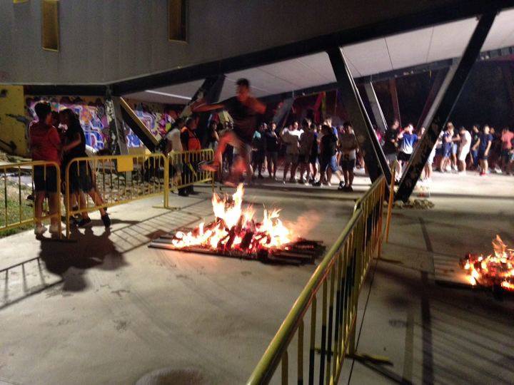 Ambientazo en el fuego de la Noche de San Juan de Cabanillas