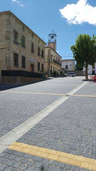 La calle de Los Olmos de Pareja ya luce su nueva cara