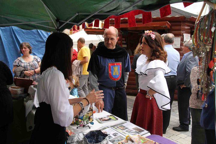 Pareja culmina un viaje al pasado, con mucho futuro, gracias a su Feria Medieval
