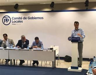 Román defiende en Málaga la necesidad de negociar la ‘financiación local’ y aplicar políticas fiscales moderadas