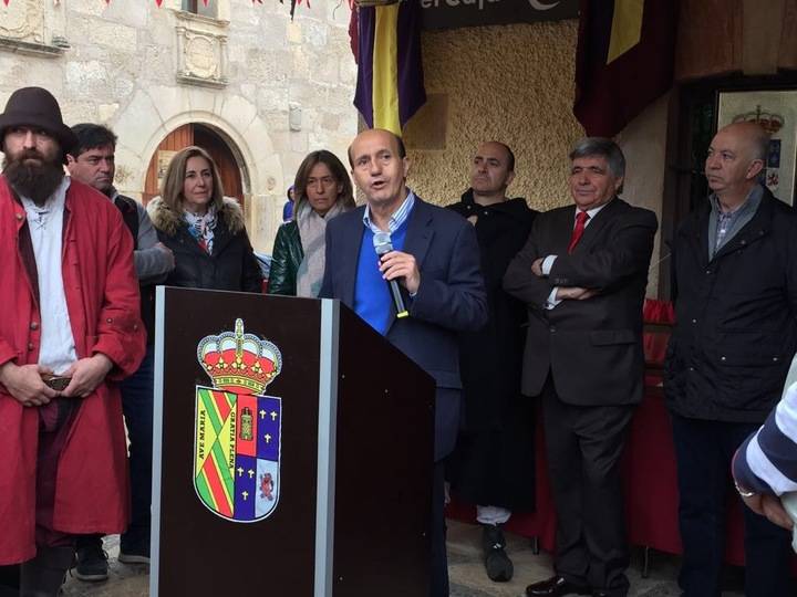 El subdelegado del	Gobierno en Guadalajara, Juan Pablo Sánchez, pregona el XIX Mercado Medieval de Tamajón