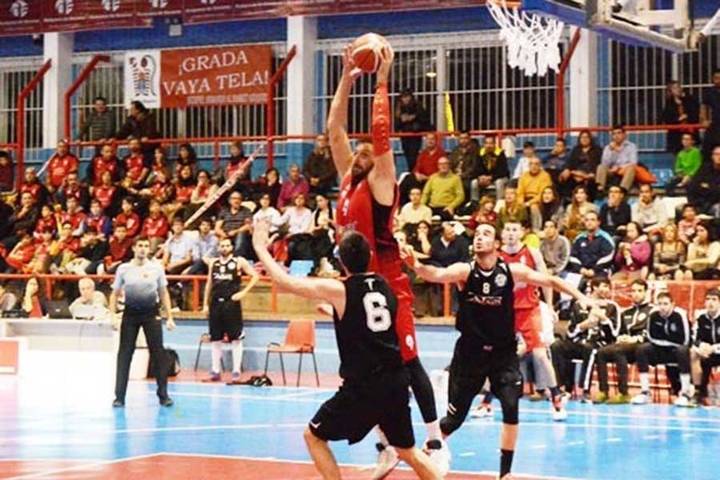 El pívot serbio Bane Tomic seguirá un año más en el Isover Basket Azuqueca