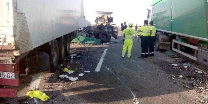 Dos conductores de camión terminan ingresados en el Hospital tras chocar sus vehículos en la A2