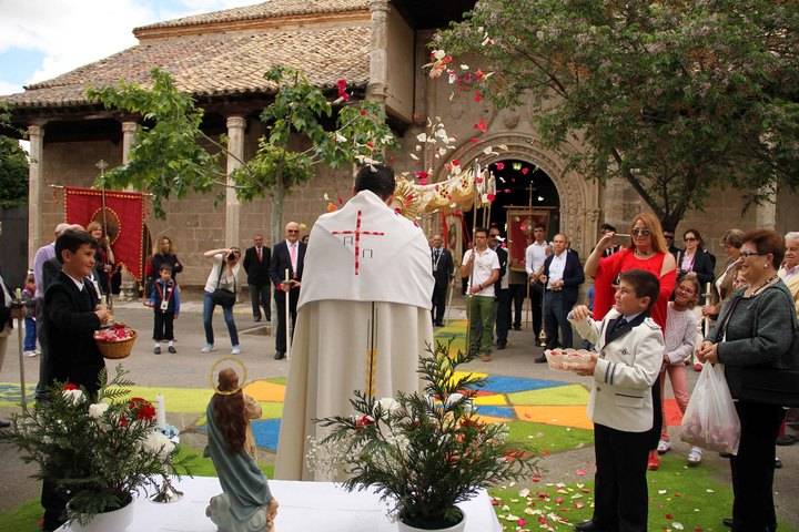 Las calles de Almonacid se llenarán de color con las Alfombras del Corpus este próximo domingo