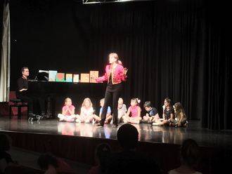 Cuentos, colores y música en la fiesta final de los clubes de lectura, talleres de informática y bebeteca en Alovera