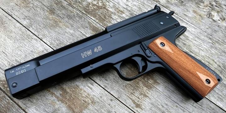 Dos detenidos por intentar robar un banco en Cabanillas llevando una pistola falsa