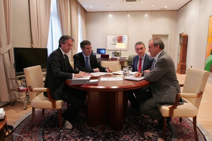 Román solicita al ministro de Fomento la construcción de la variante de la N-320 y la mejora en los servicios ferroviarios