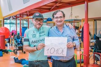 Nipace recibe más de 1.000 euros recaudados por Roberto de Andrés en el maratón MTB Titan Desert