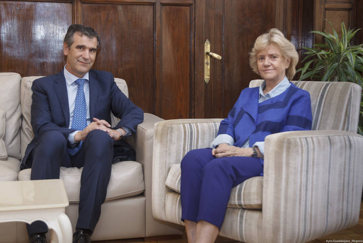 La defensora del pueblo de Castilla-La Mancha visita el Ayuntamiento de Guadalajara