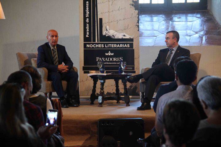 Lorenzo Silva protagonizó una nueva velada literaria en Sigüenza