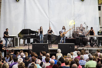 La Feria Chica trillana concluyó con el público en pie en una Plaza Mayor llena y al ritmo de Mecano