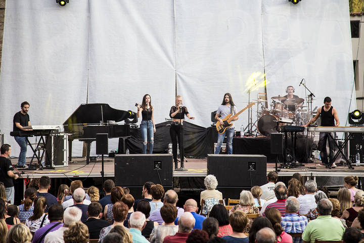 La Feria Chica trillana concluyó con el público en pie en una Plaza Mayor llena y al ritmo de Mecano