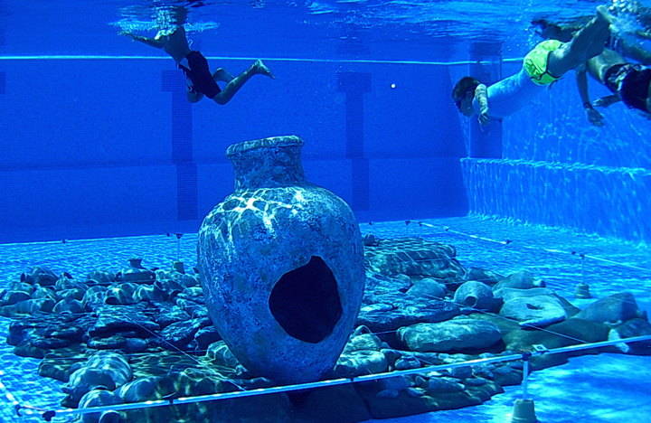 Los niños aloveranos, arqueólogos por un día en la piscina de La Dehesa