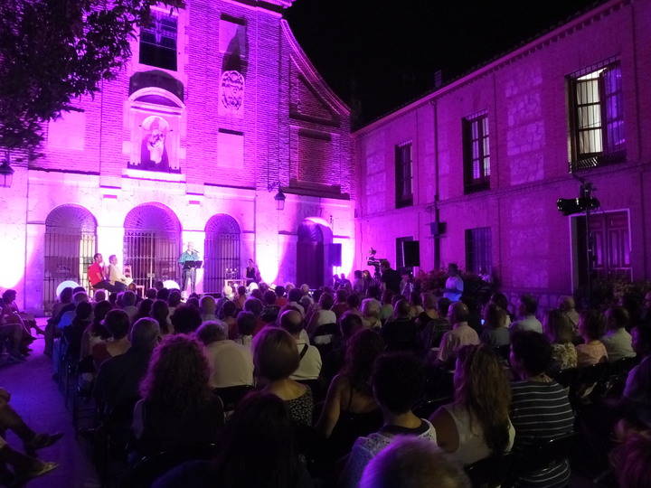 La Plaza del Carmen se llenó de amantes de la poesía que disfrutaron de los ‘Versos a Medianoche’