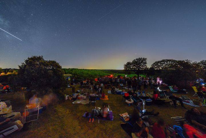 Más de 600 invitados de AstroYebes se reúnen en el bosque de Valdenazar para ver las Perseidas