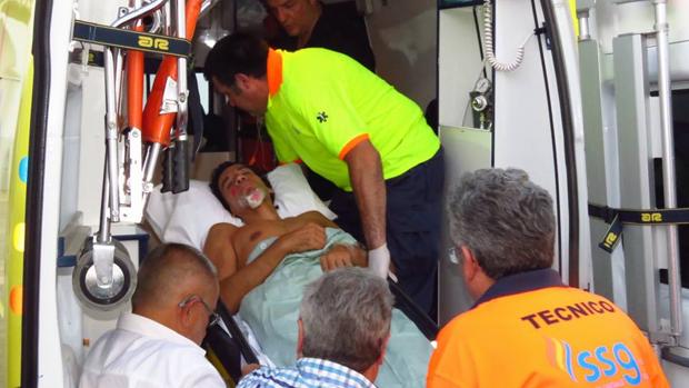 Curro Díaz corneado en la ingle izquierda por el primer toro en Manzanares