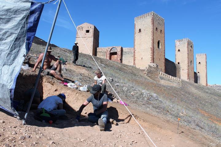 Un equipo internacional de arqueólogos excava en el interior del castillo de Molina