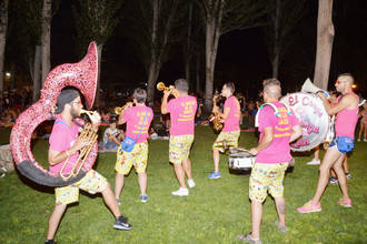 Aforo completo en la piscina de verano con la actuación de 'El Conejo de la Loles' en Azuqueca