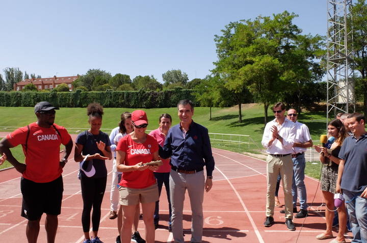 Román visita a los atletas internacionales que entrenan en la Fuente de la Niña para la Copa del Mundo de Londres